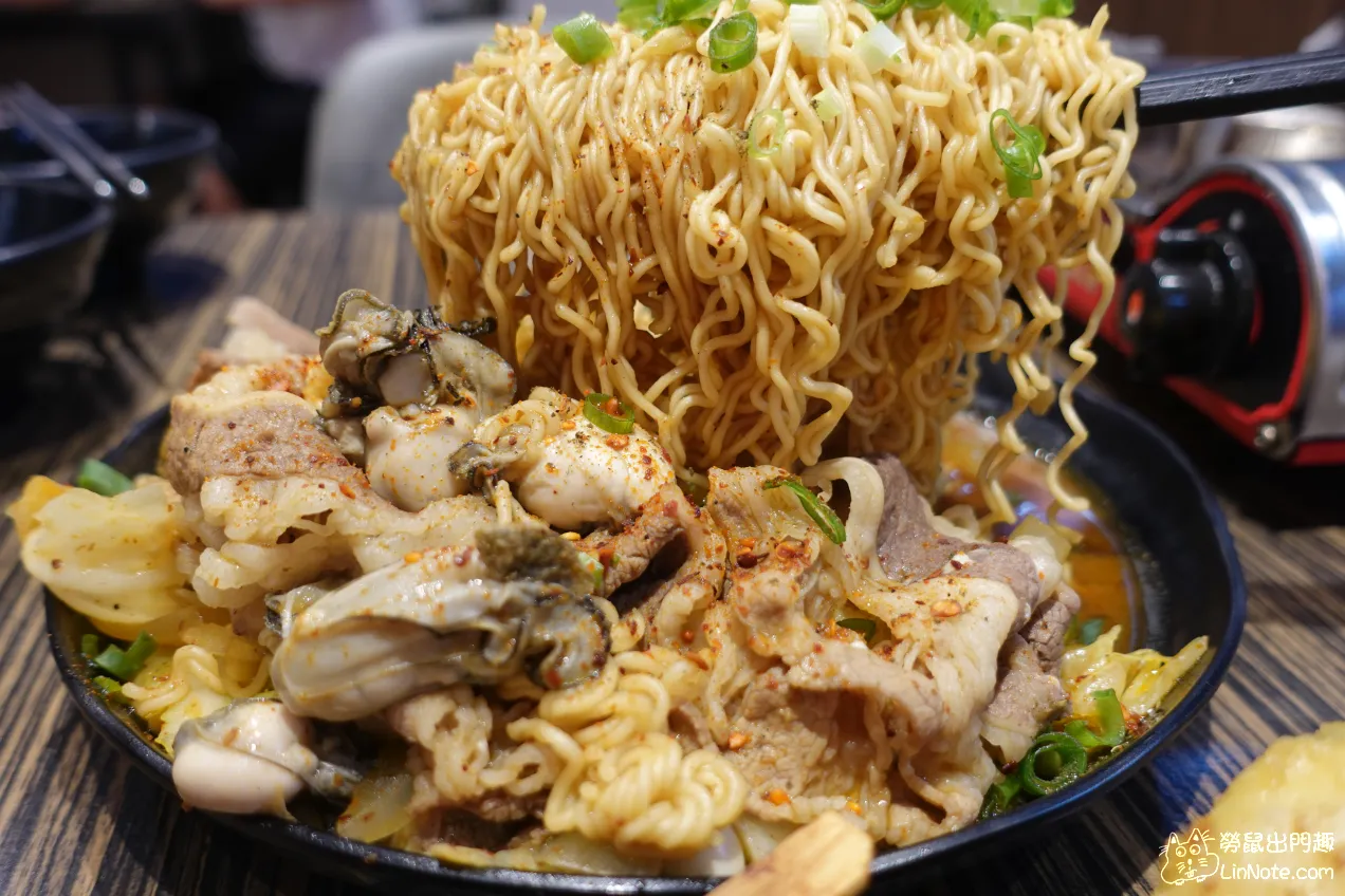 新竹東門市場『小東門-蒸烤鮮飯食』視覺震撼的巨無霸公仔麵，可以再考慮