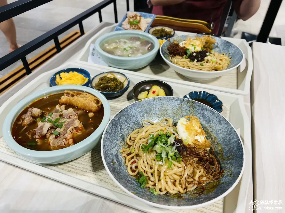 新竹巨城『阿達師五星麵舖』麵體口感超讚，令人意外的酸菜白肉湯