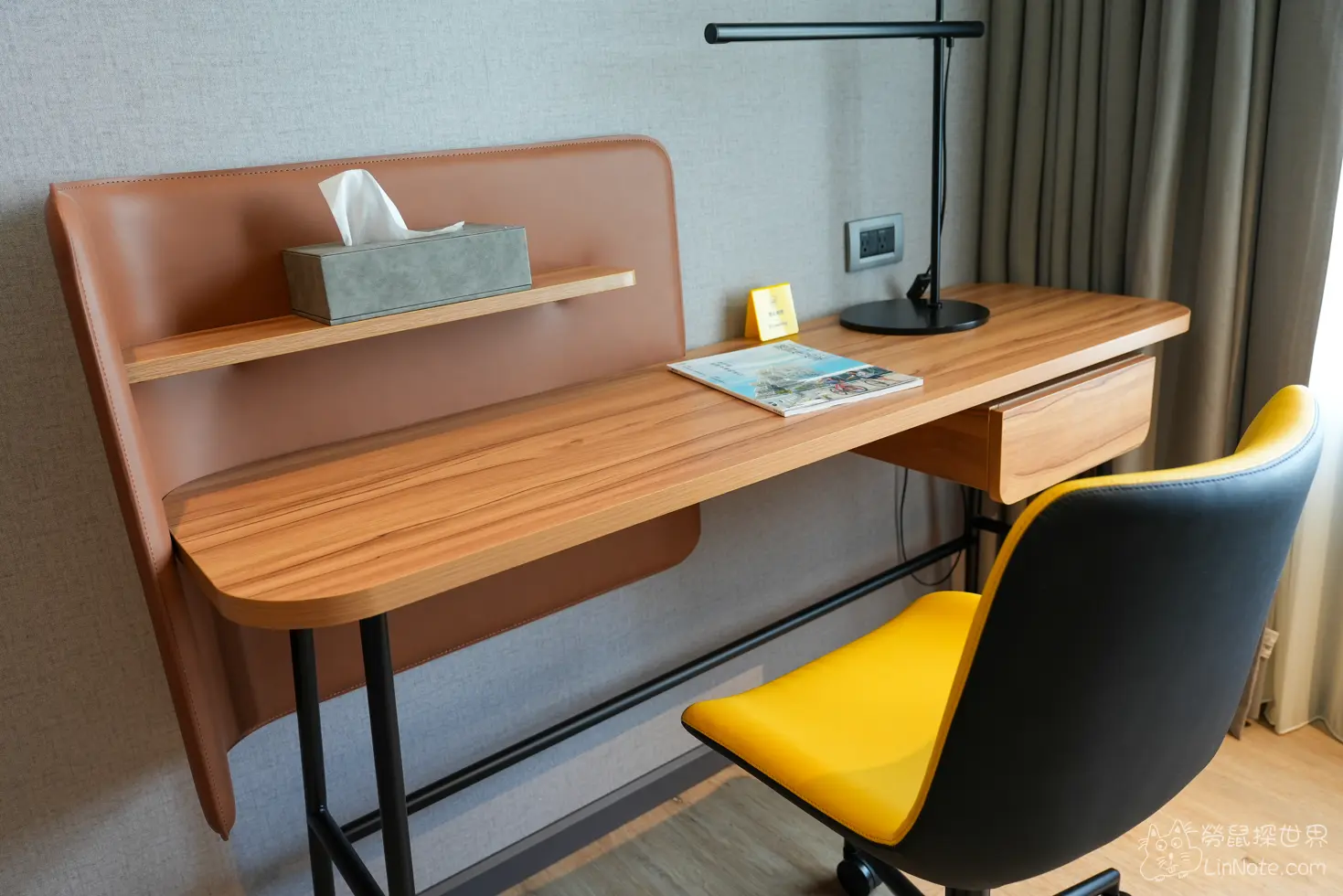 嘉義福容 voco 酒店 房間內的桌子椅子