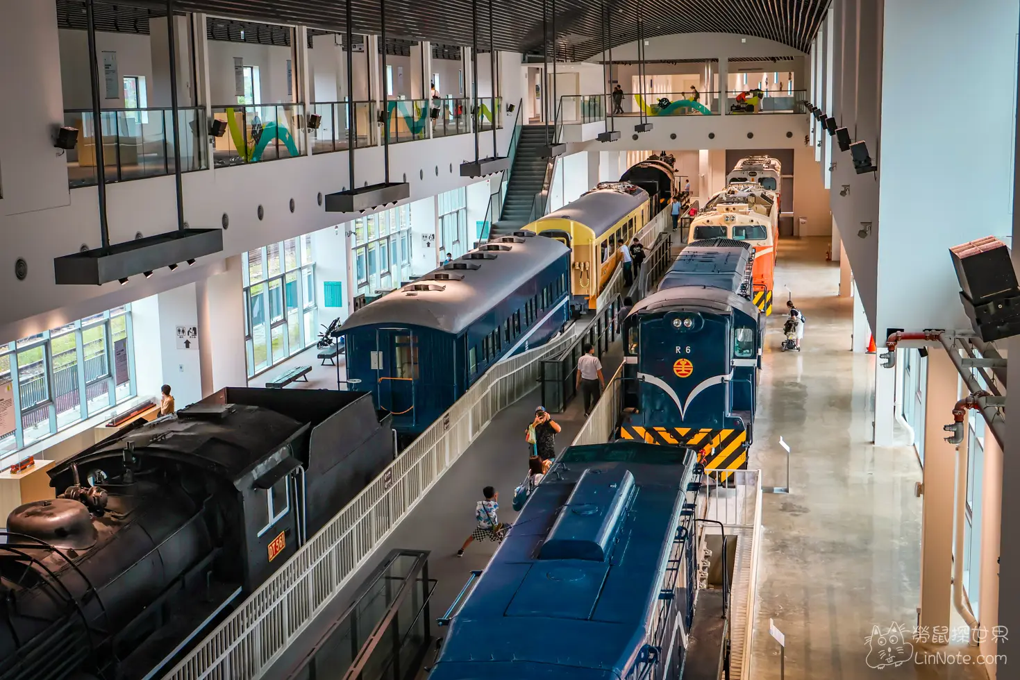 苗栗火車頭園區列車展示館 12 台火車頭