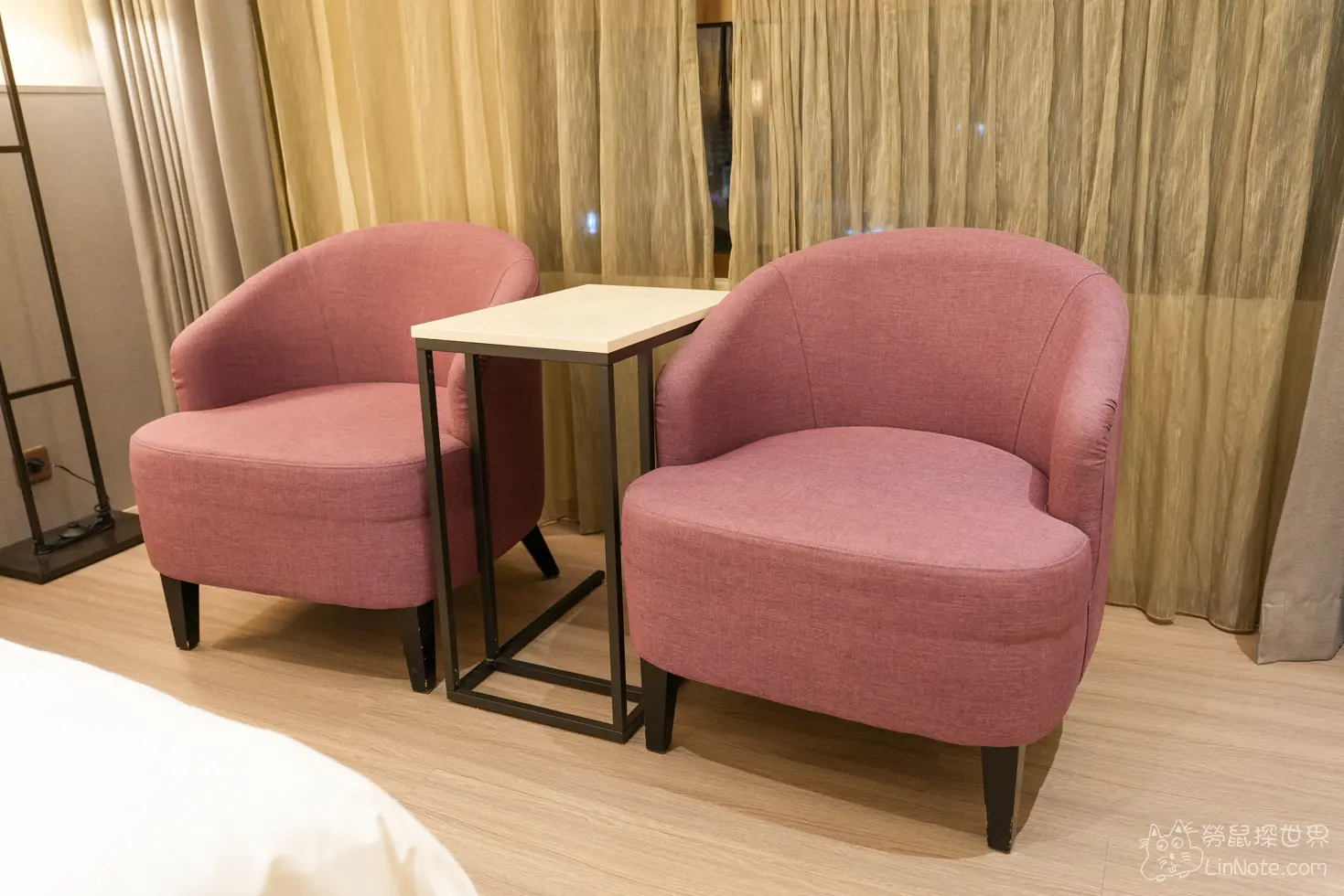 花蓮福康飯店的雙人沙發椅