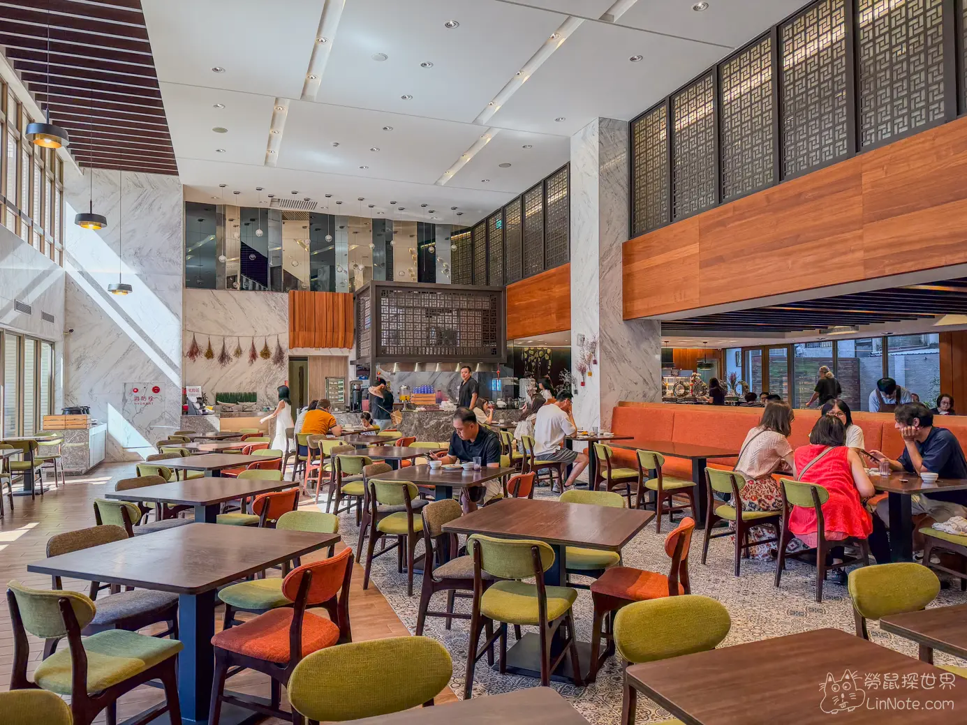 花蓮福康飯店的餐廳，挑高設計，寬敞舒適