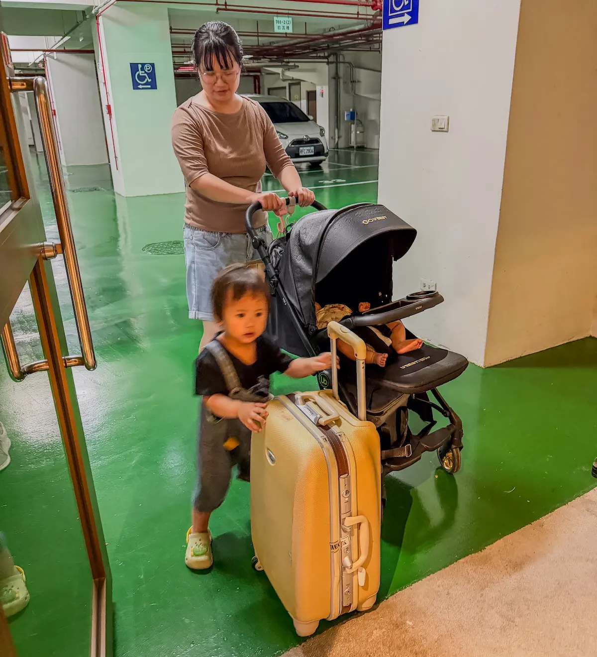 花蓮福康飯店停車場，辰辰推行李中