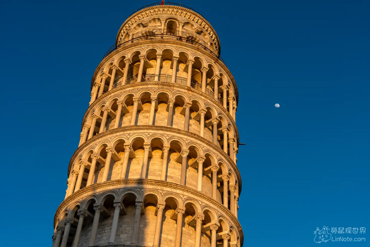 比薩斜塔以及右邊的月亮