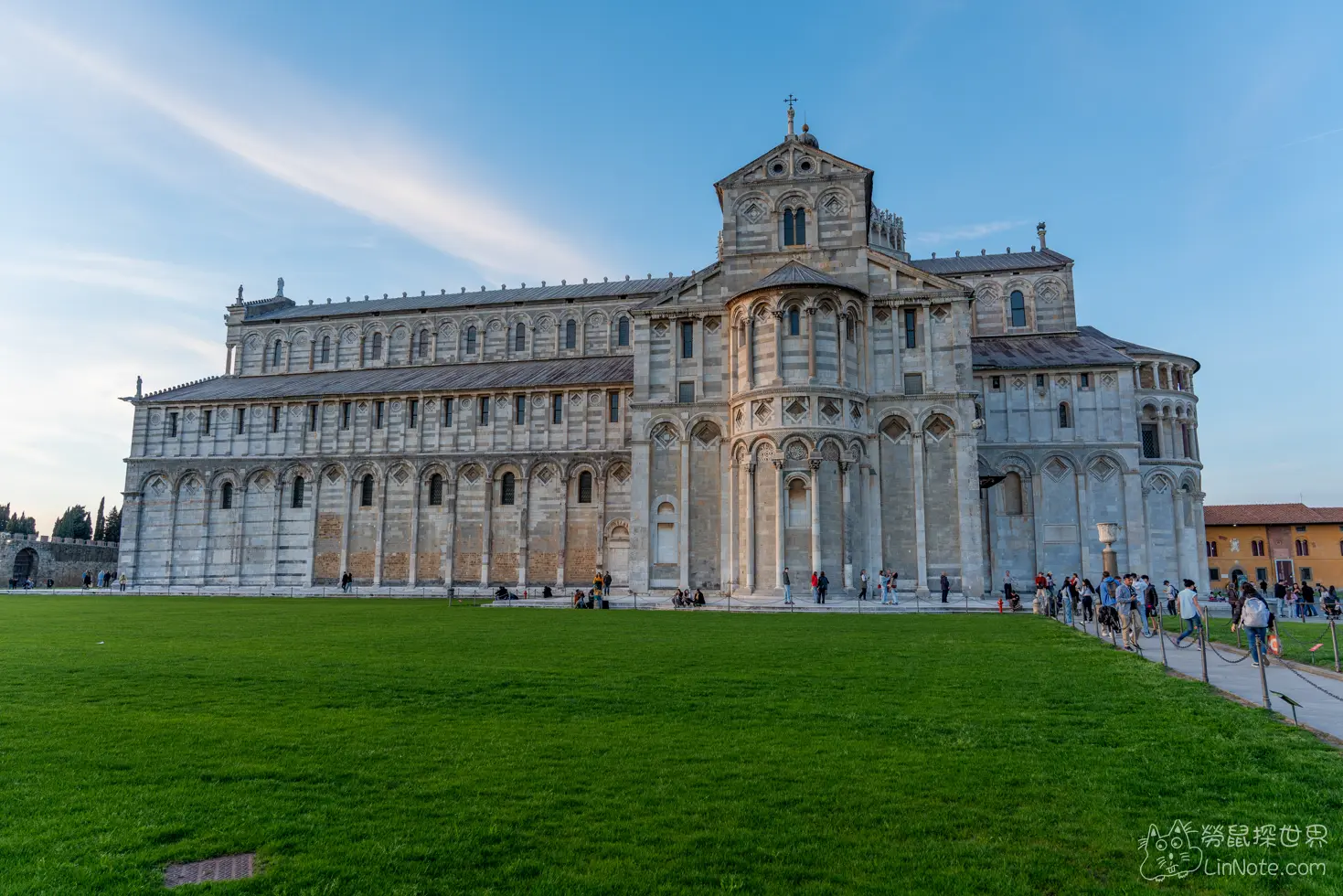 比薩主教座堂以及前面的草地