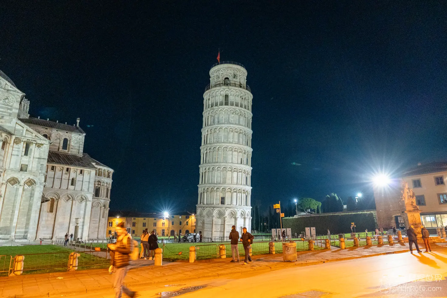 夜晚中的比薩斜塔