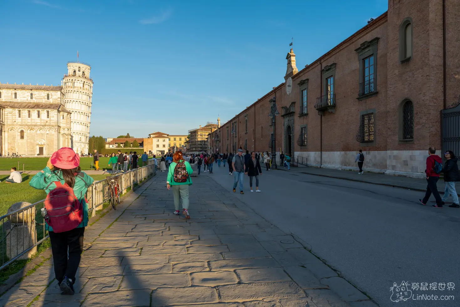 奇蹟廣場遊客走路中