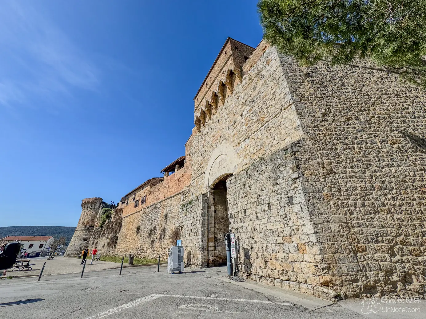 聖吉米尼亞諾San Gimignano 城牆外面