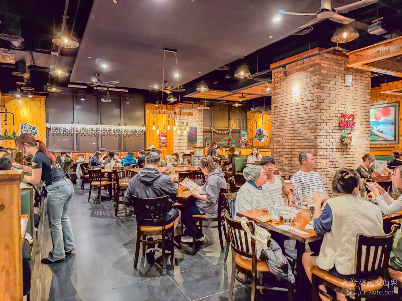 德州鮮切牛排桃園新光店內部座位區