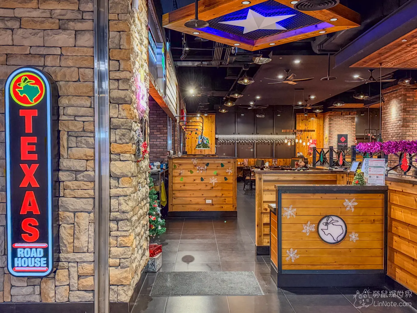 德州鮮切牛排桃園新光店門口