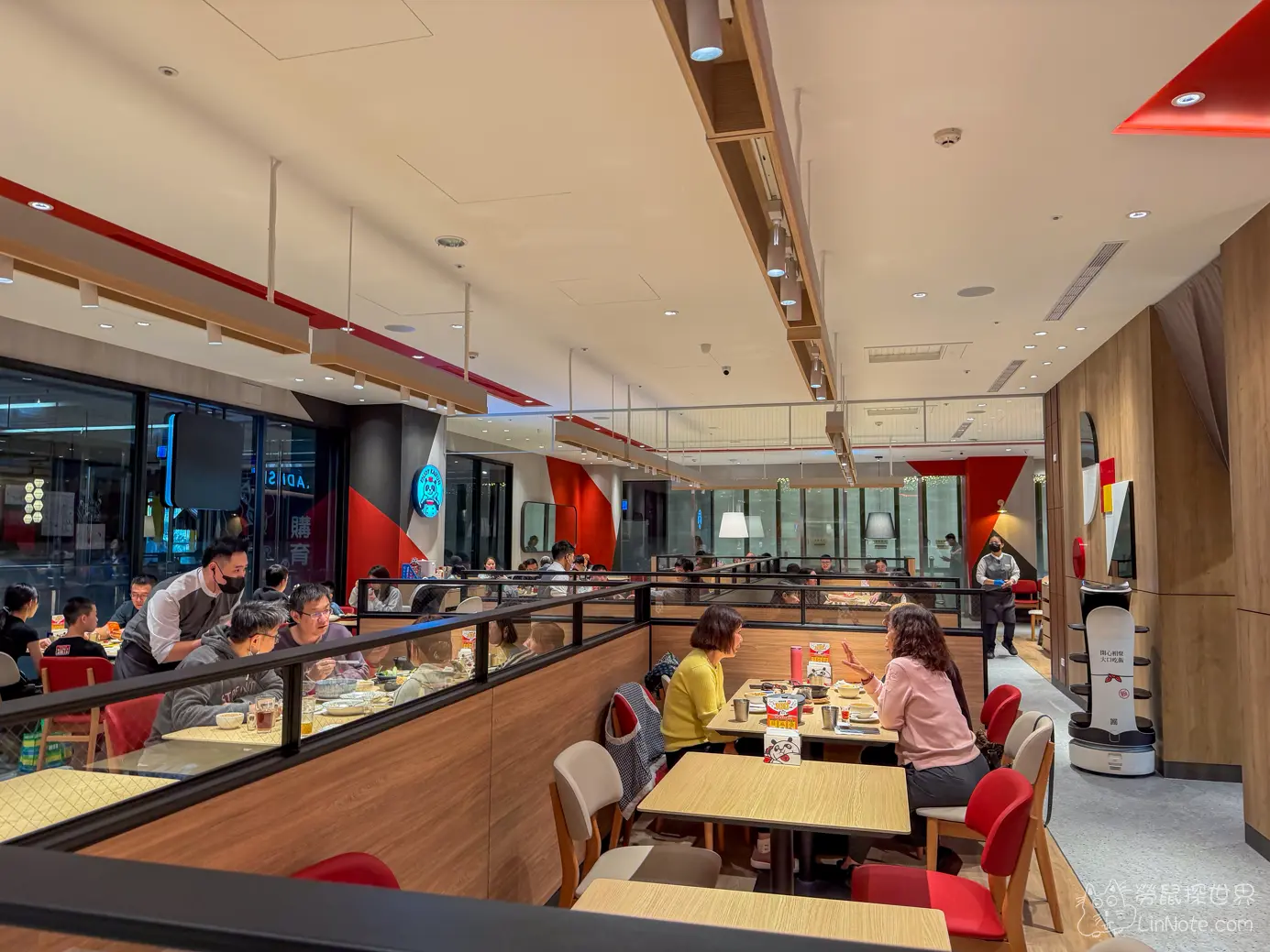 開飯川食堂尚順店用餐座位區