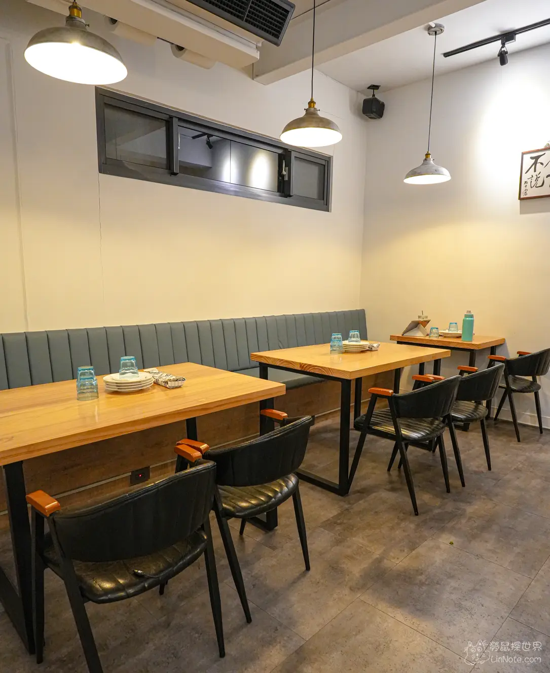1991 restaurant整潔舒適的木質餐桌與長條沙發座椅