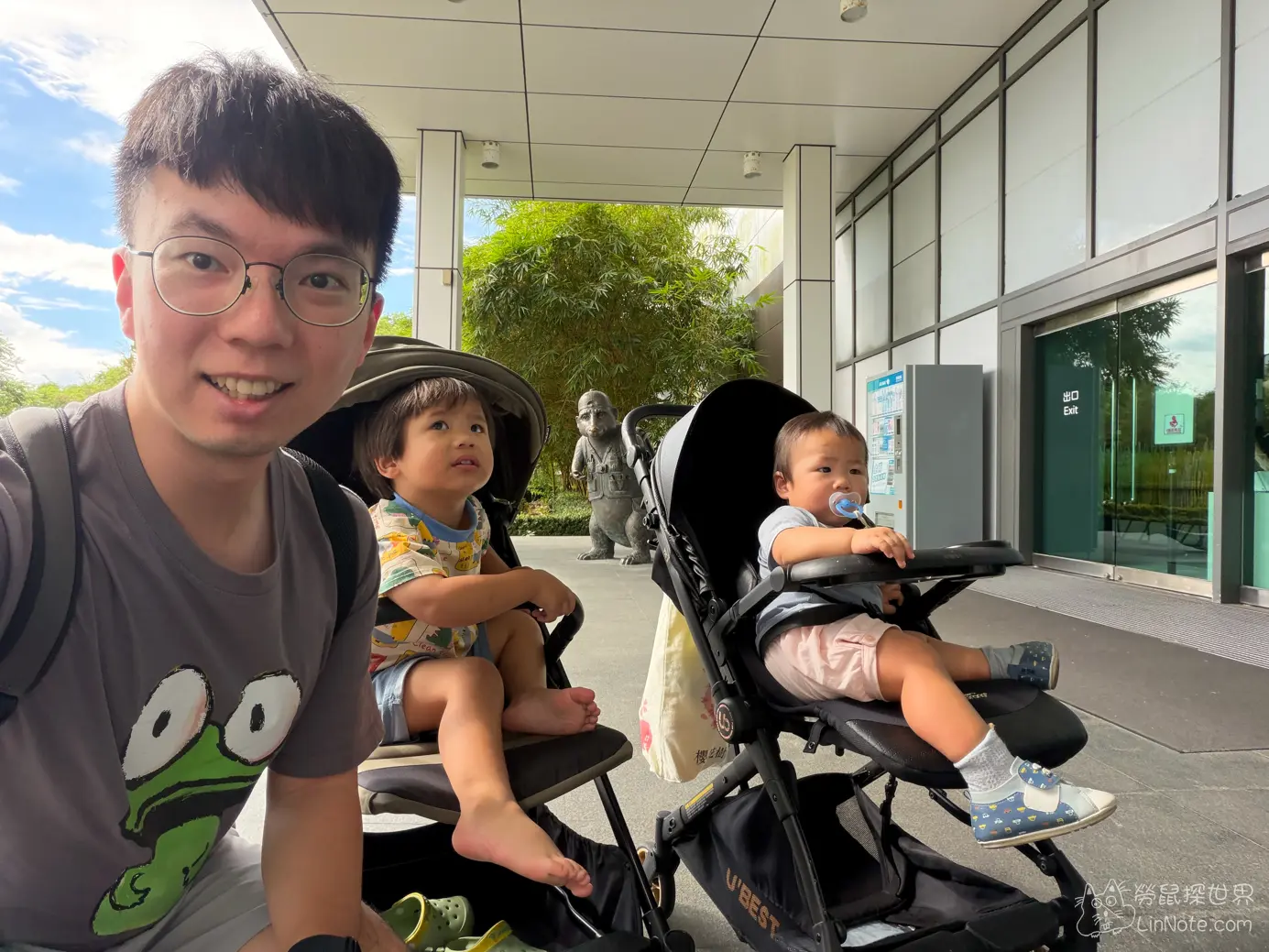 親子推著推車在展館外側通廊合影留念