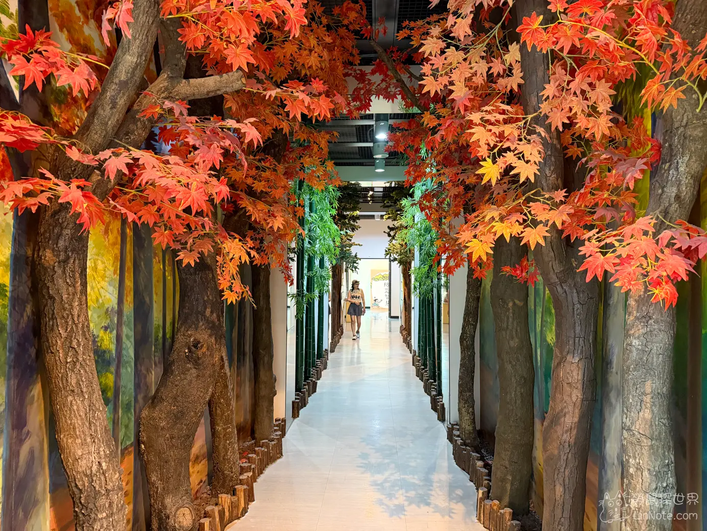展館內部楓樹與竹林造景的室內走廊通道