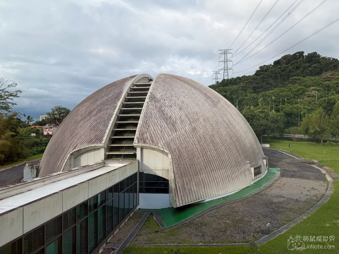 斷層槽溝保存館巨大圓頂半球形建築外觀與周邊綠地