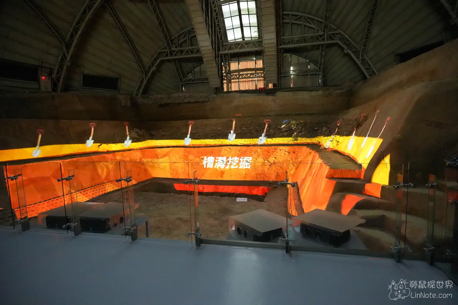 槽溝挖掘主題光影與鏟子圖案投射在地層斷面上