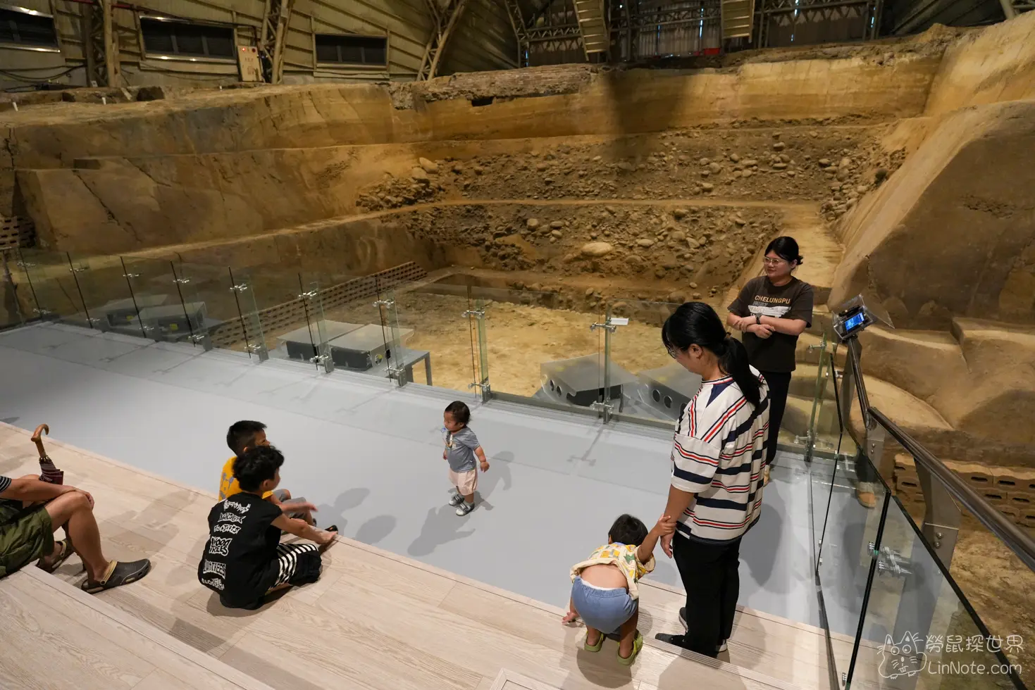 家庭遊客聚集在挑高展館階梯與觀景平台上參觀