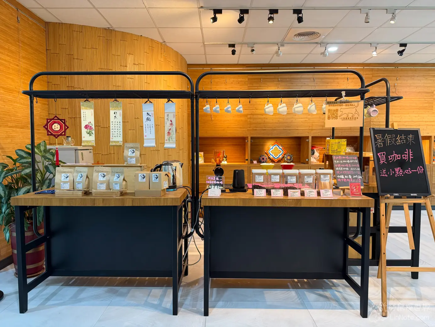 展館休息區旁的咖啡豆展示與手沖咖啡攤位吧台