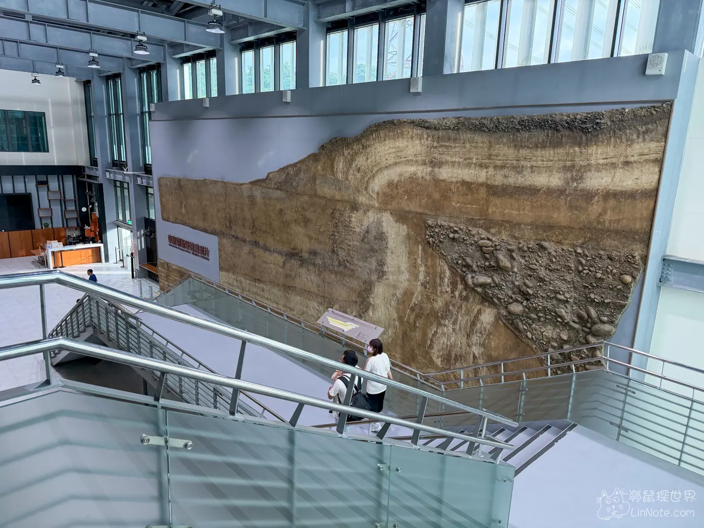 從樓梯上方俯瞰二樓展區與下方地層展示空間