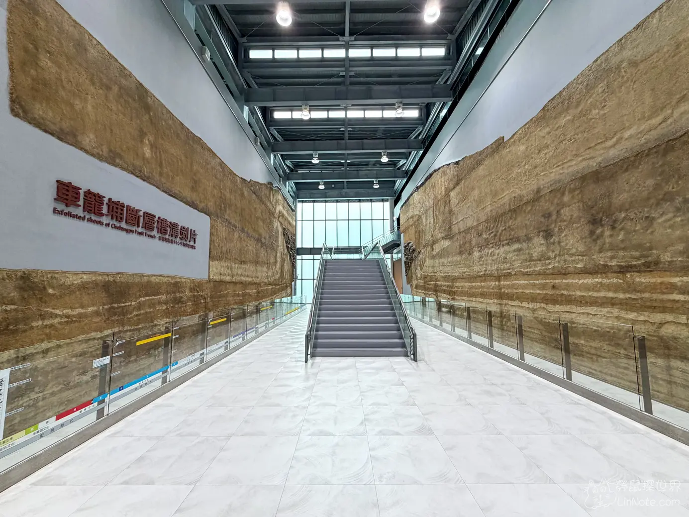展示館長廊挑高鋼構空間與兩側斷層槽溝地質剝片