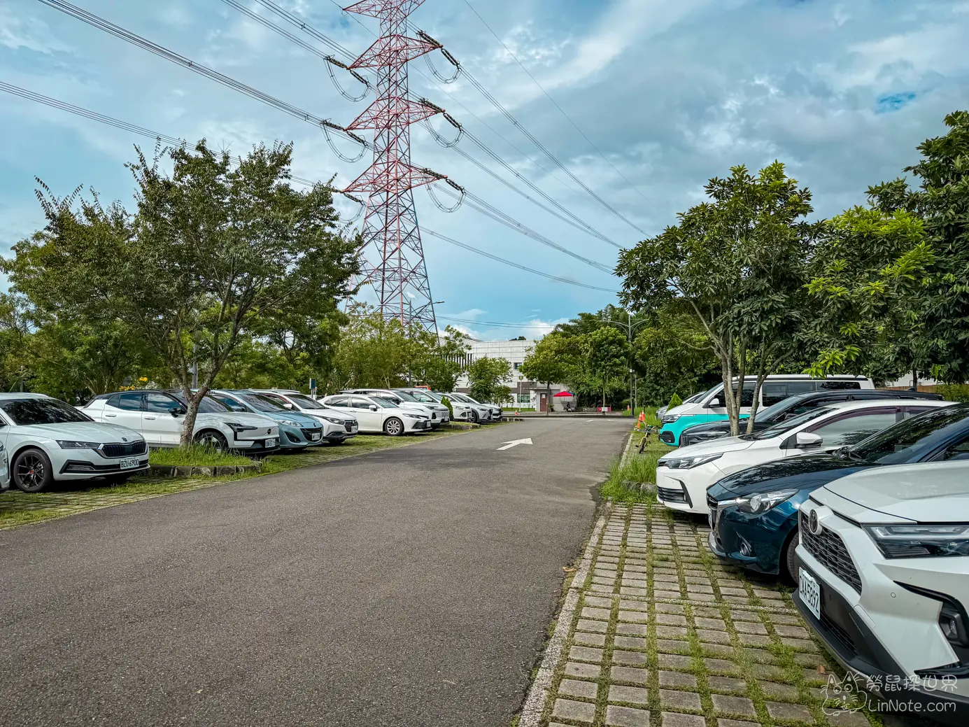 車籠埔斷層保存園區戶外免費停車場與後方高壓電塔