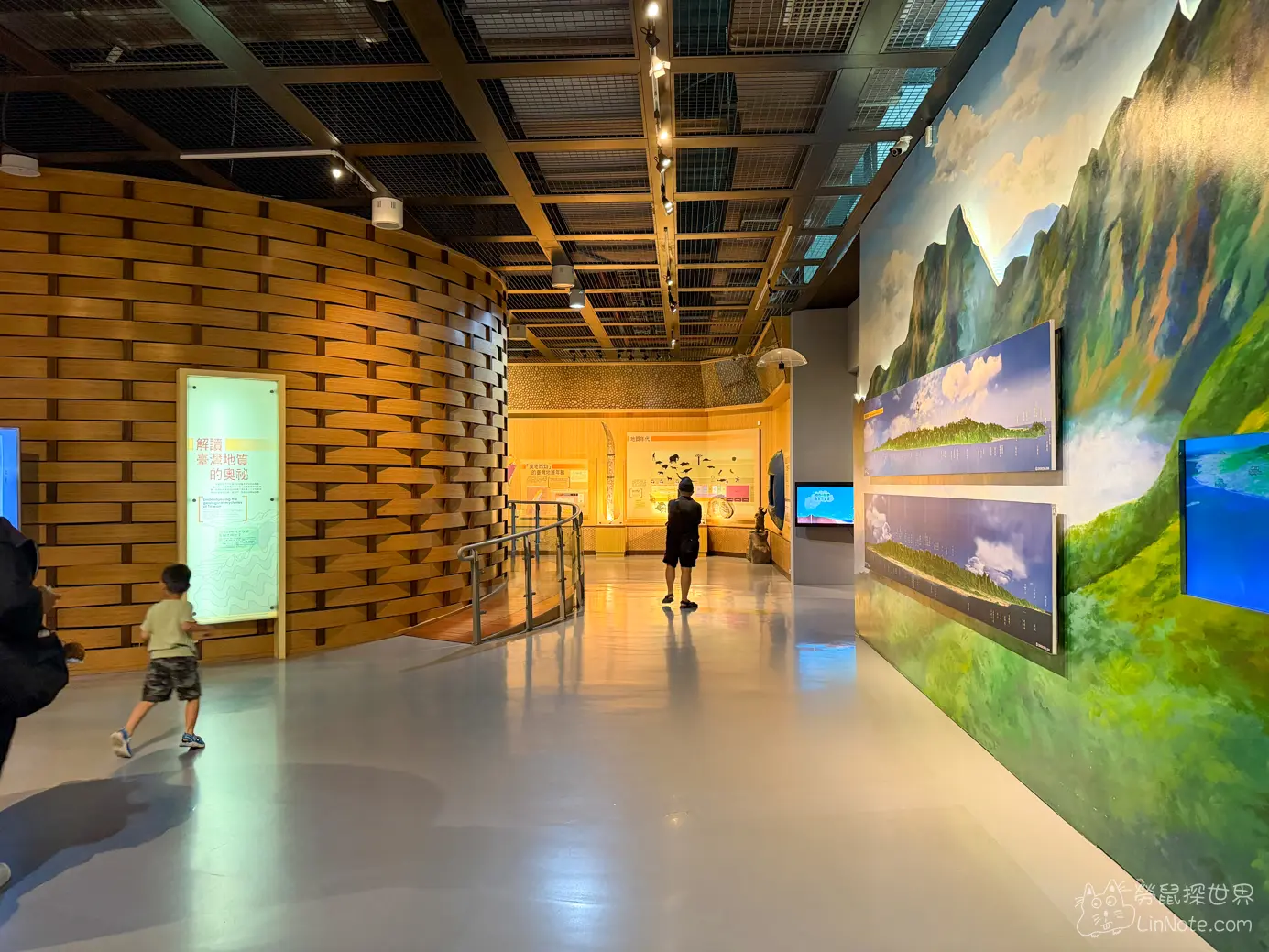 展覽館內部木質造型牆面與地形彩繪展示長廊