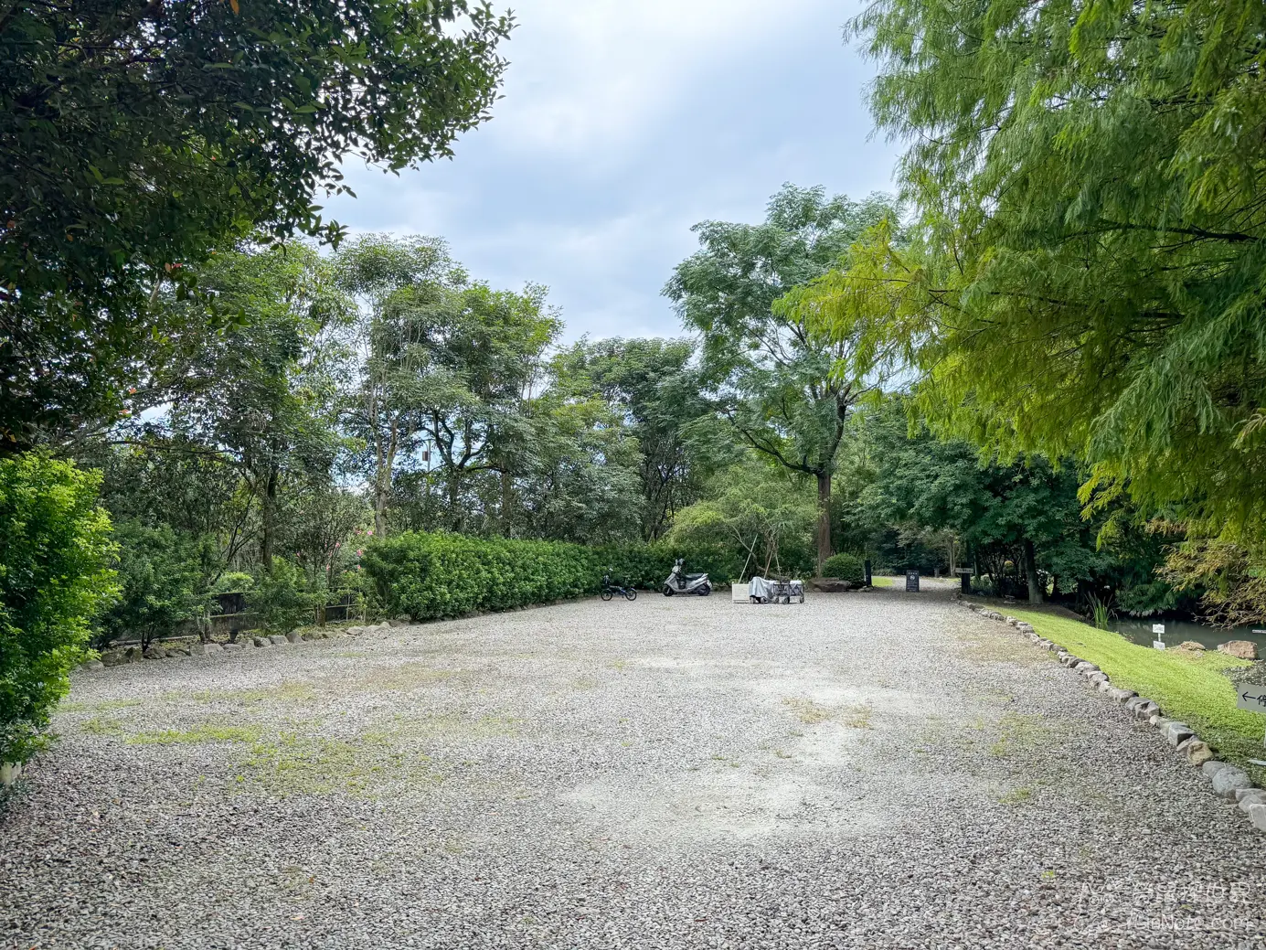 慎重開華莊園民宿綠樹環繞的寬闊戶外碎石停車場