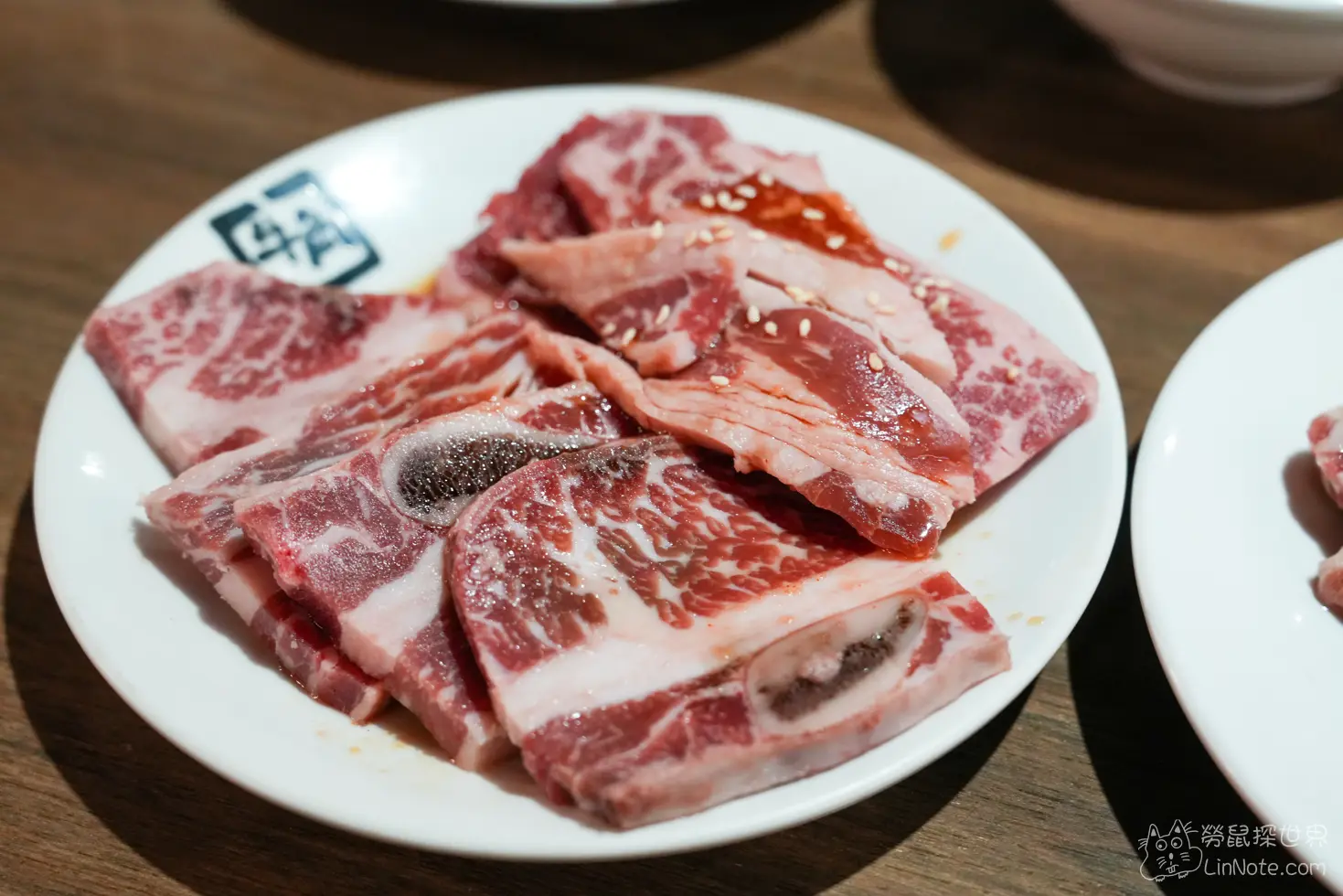 白色圓盤上帶有油花與骨頭的安格斯帶骨牛小排