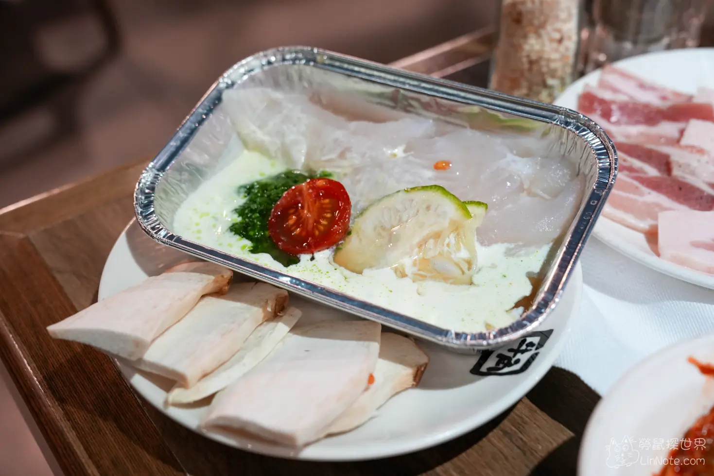鋁箔盒生魚片料理搭配檸檬番茄青醬與杏鮑菇片