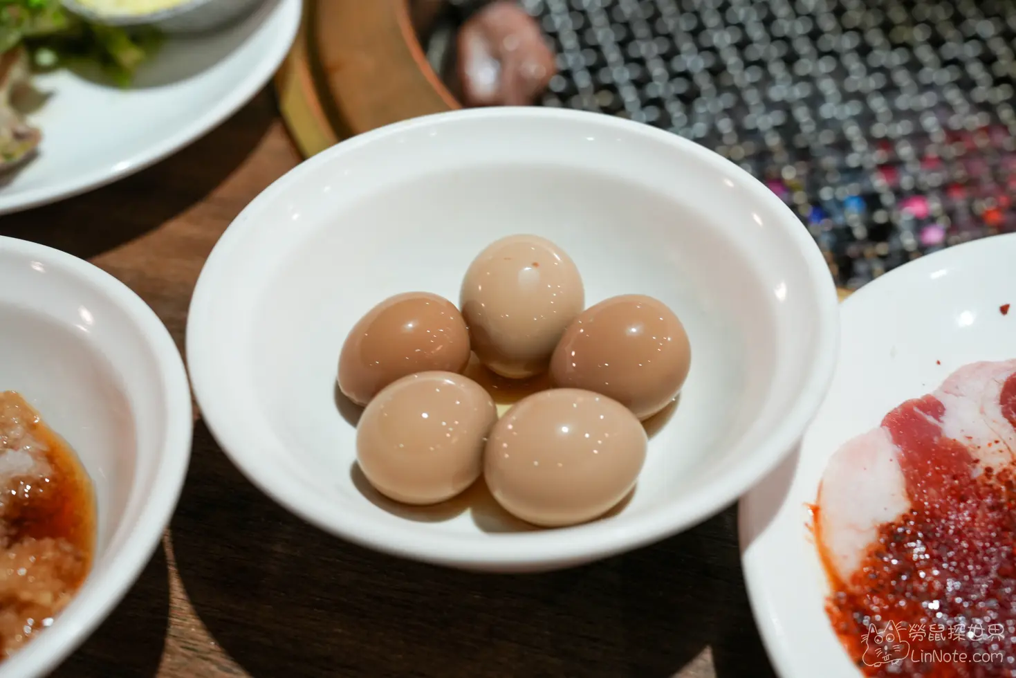 白色深碗盛裝五顆表面光滑帶有醬色光澤的鵪鶉蛋