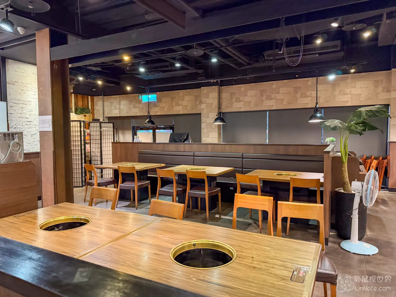 牛角燒肉店內微暗燈光與木質長條沙發用餐空間