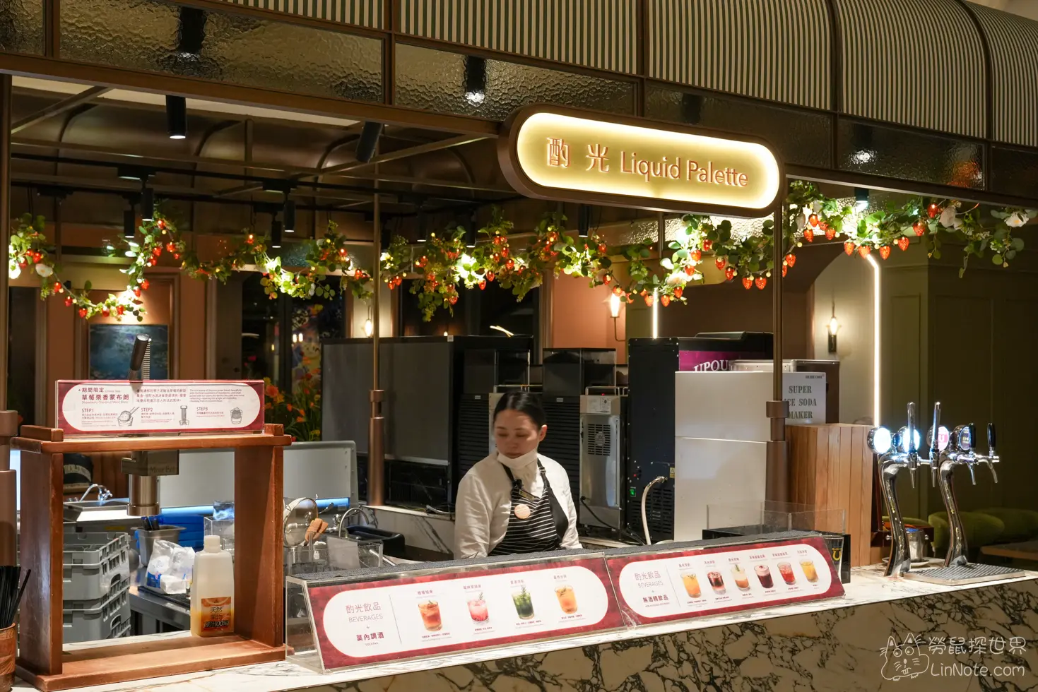 莫內饗宴酌光飲品吧檯發光招牌與藤蔓燈飾造景