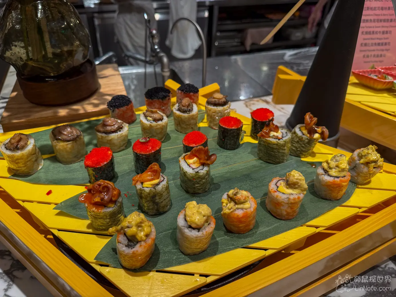 幾何木盤上陳列的魚卵軍艦與各式精緻壽司