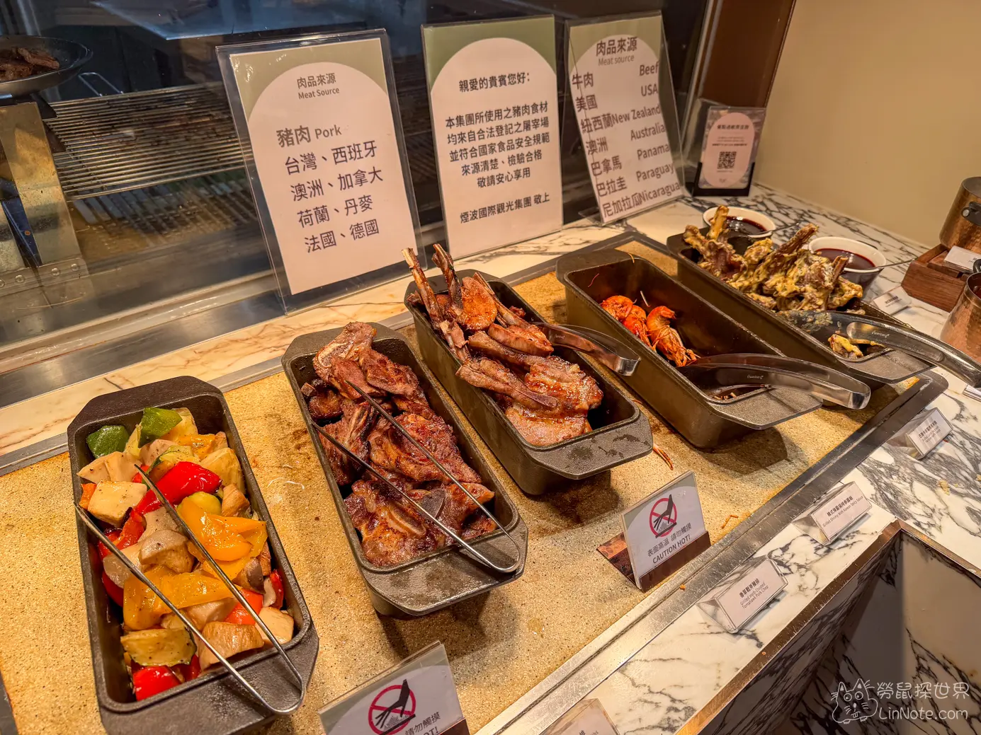 熟食保溫檯面上的烤時蔬帶骨肉排與燒烤料理