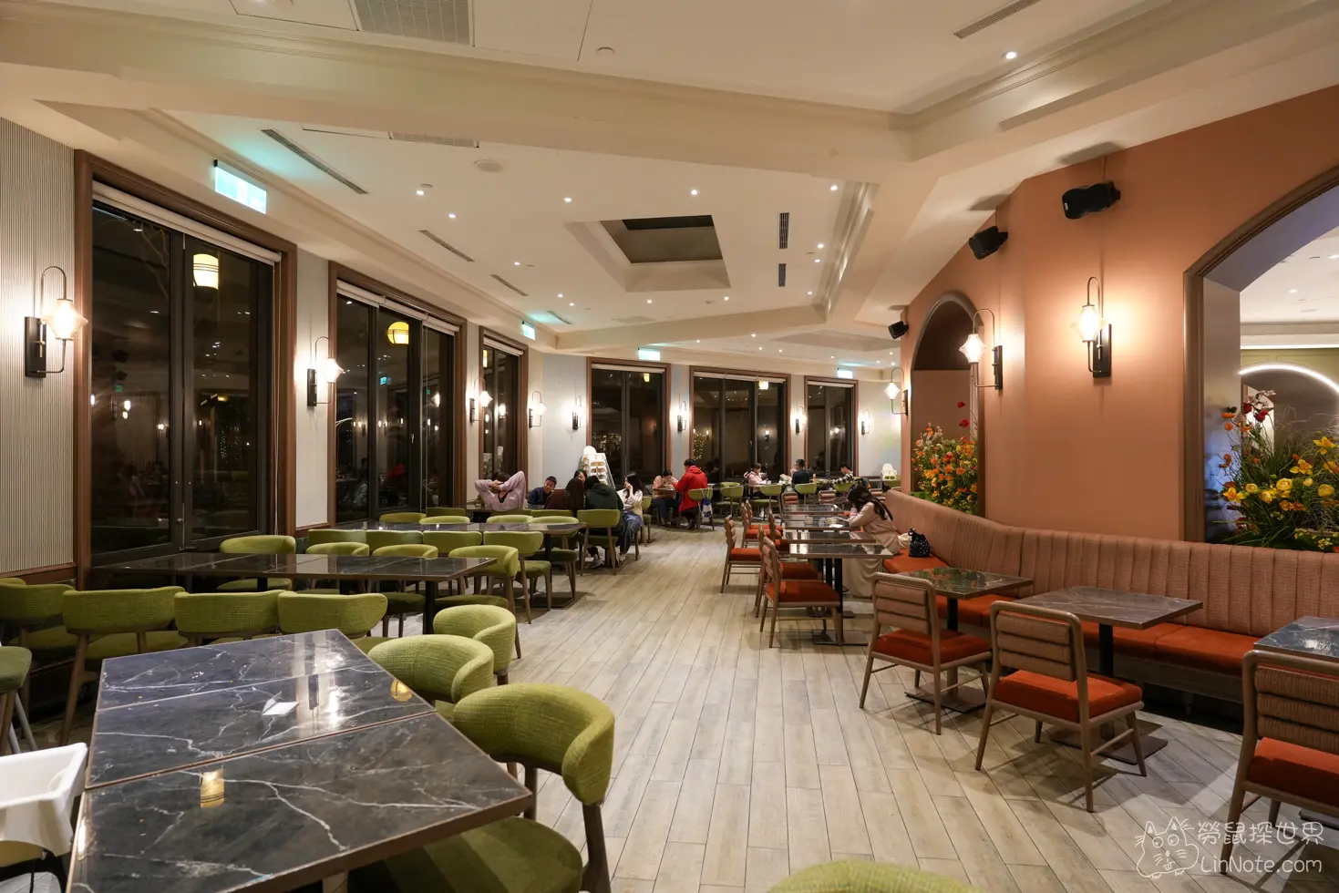 莫內饗宴室內用餐區綠色絨布餐椅與黑色大理石餐桌