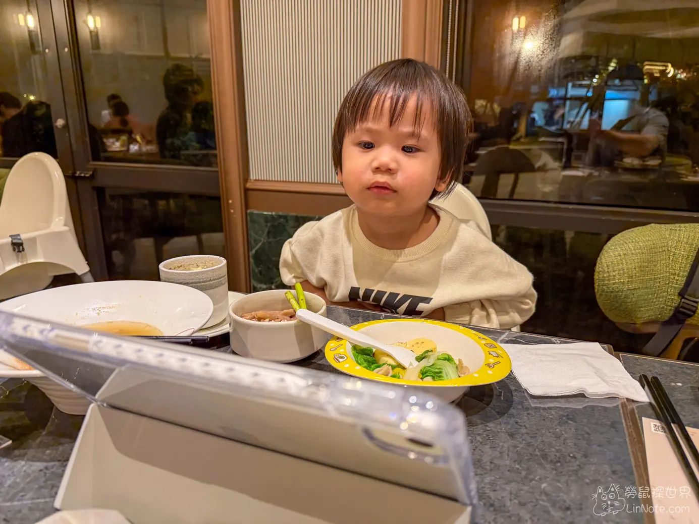 幼童坐在莫內饗宴室內餐椅上用餐的親子友善氛圍