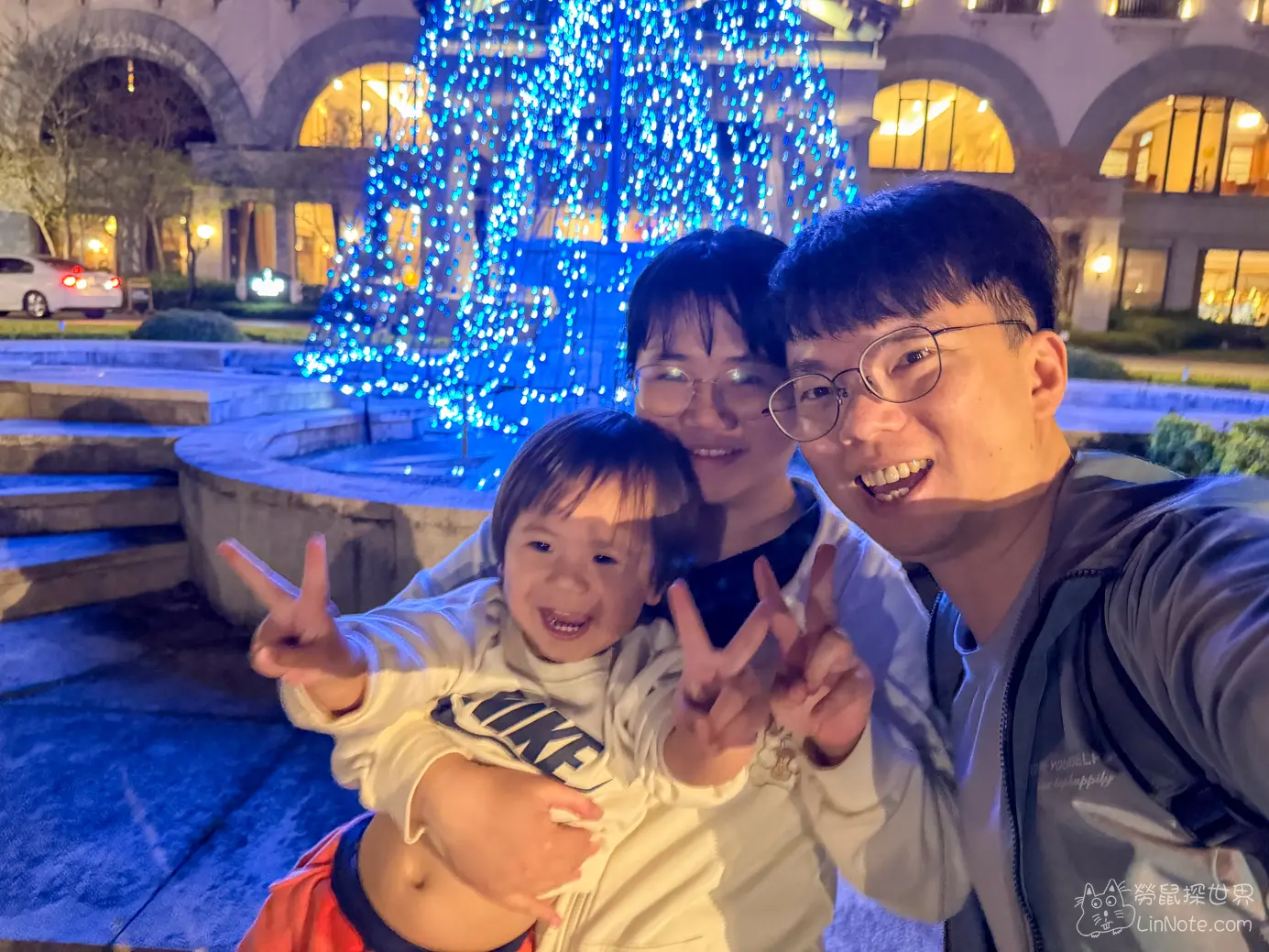 一家三口在煙波大飯店歐風水景夜景前開心合影