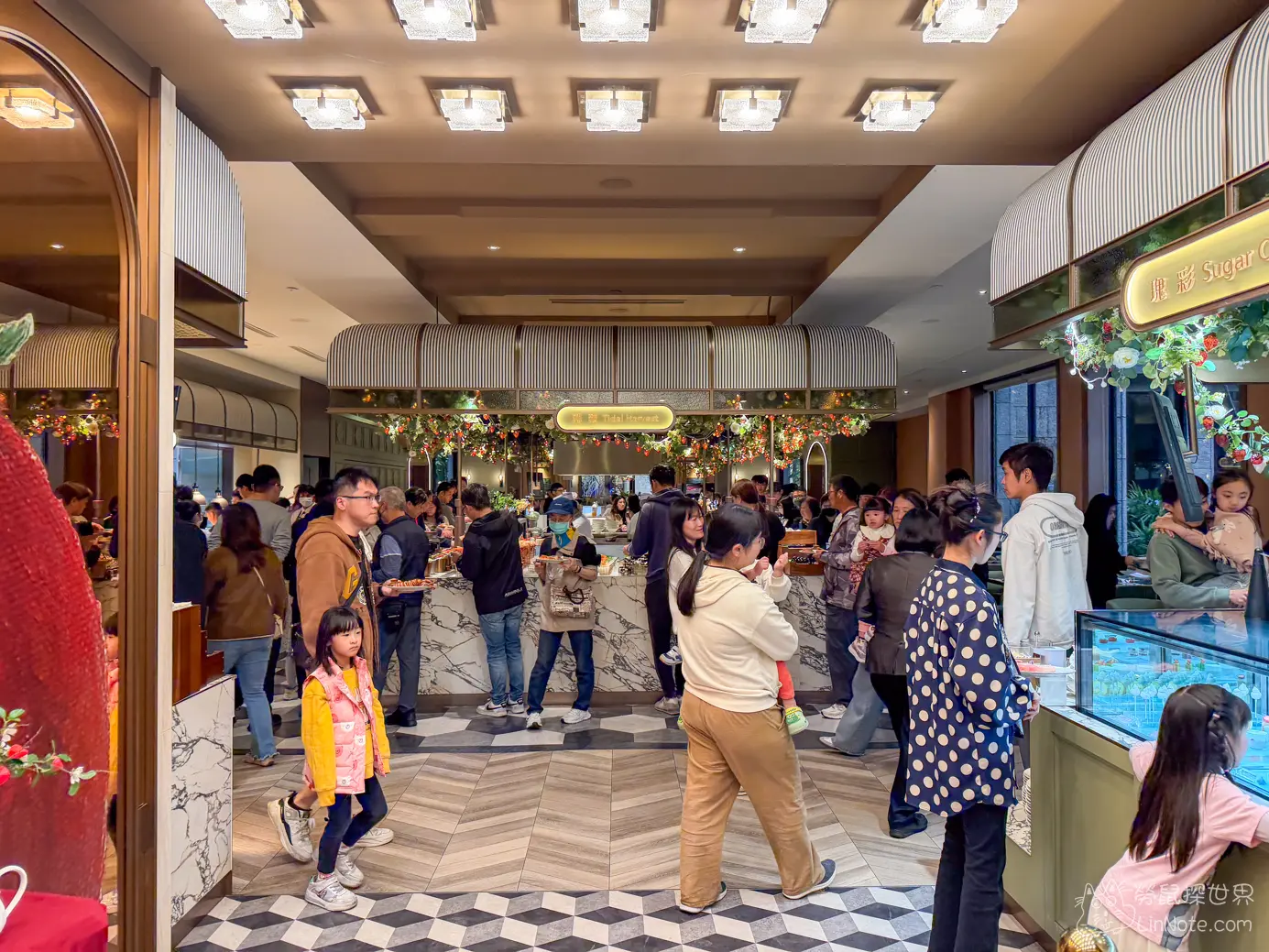 莫內饗宴自助餐廳取餐人潮與溫暖明亮的取餐吧檯