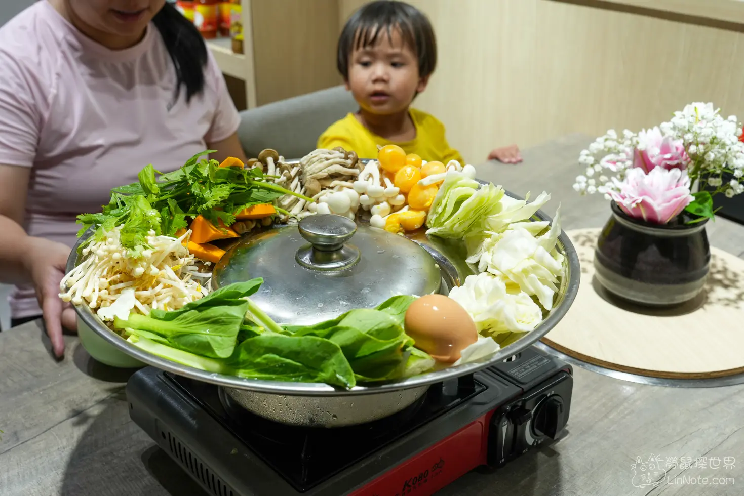擺滿蔬菜與生雞蛋的特色火鍋