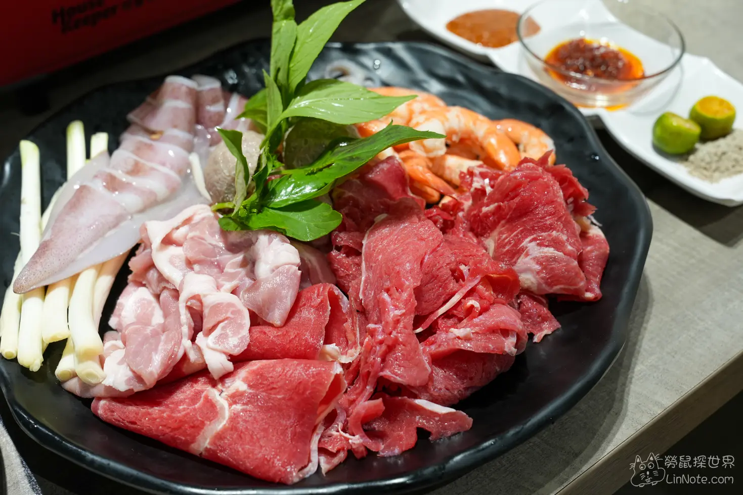 盛裝牛肉、豬肉與海鮮的豐富生鮮拼盤