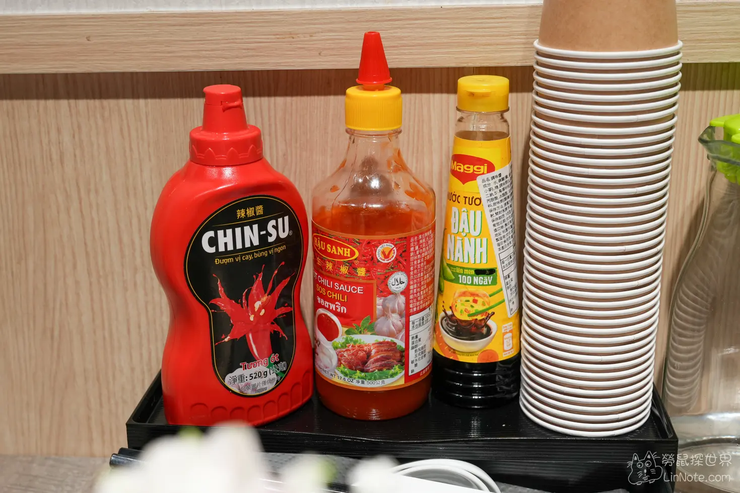 桌邊提供的越南調味醬料