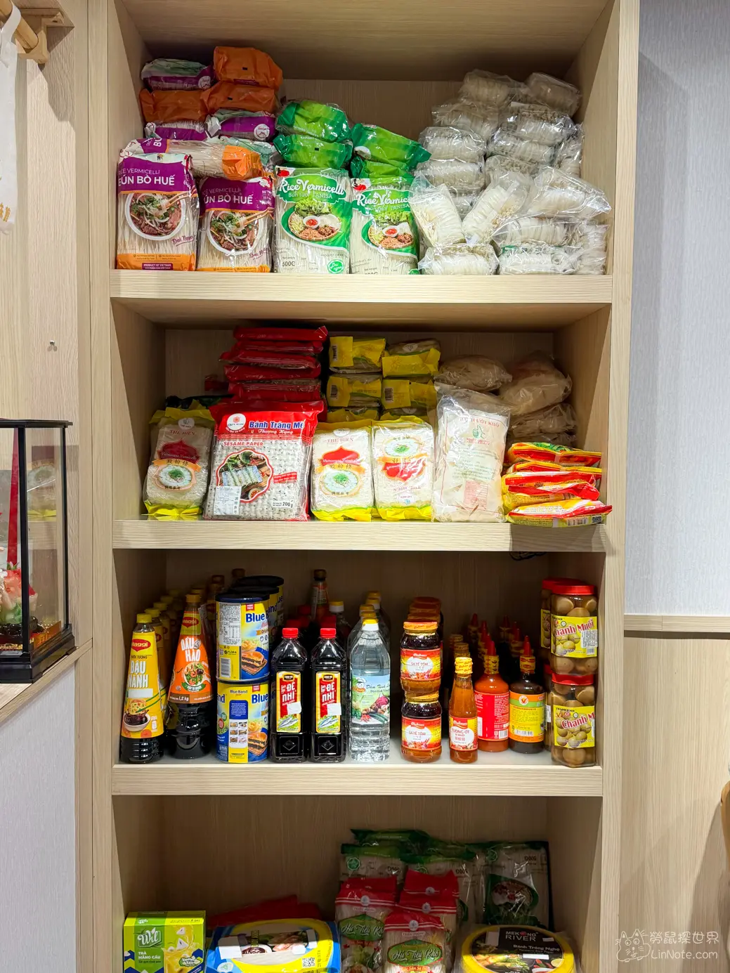 店內陳列的各式越南進口調味品與乾貨