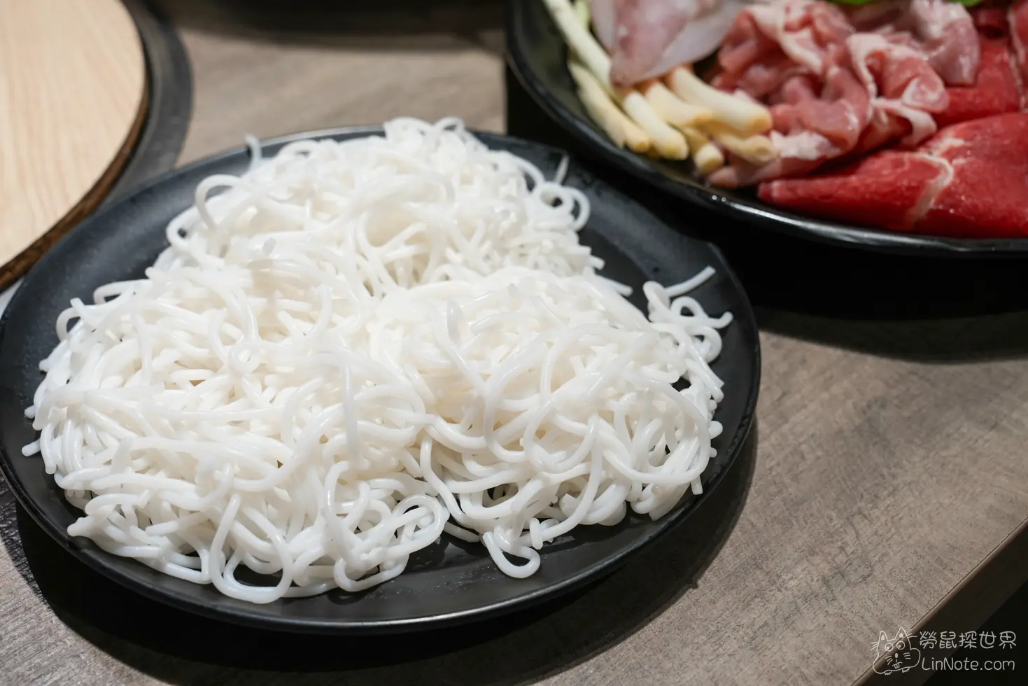 搭配火鍋煮食的越式米線