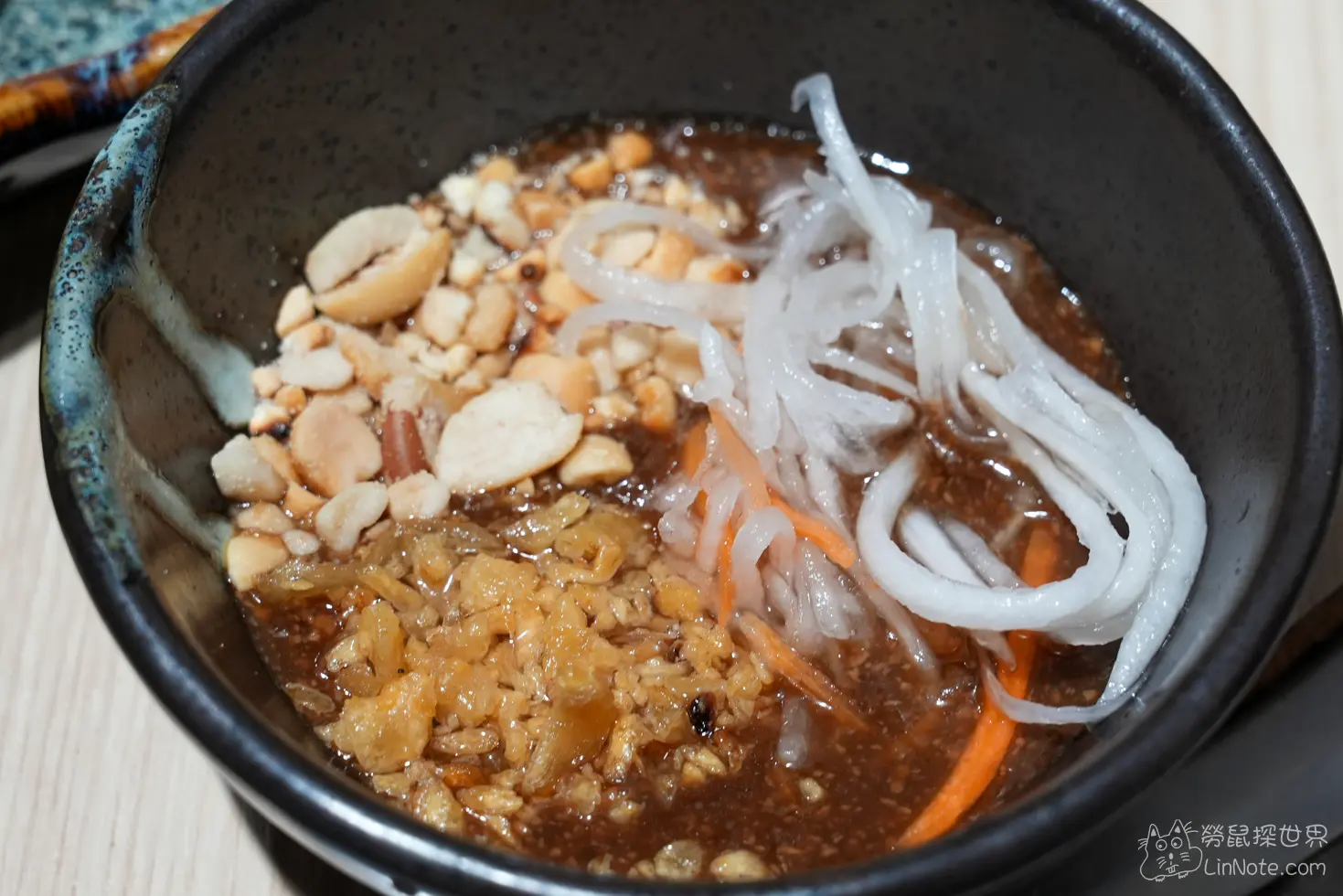 涼拌菜特調的濃郁花生碎酸甜醬汁