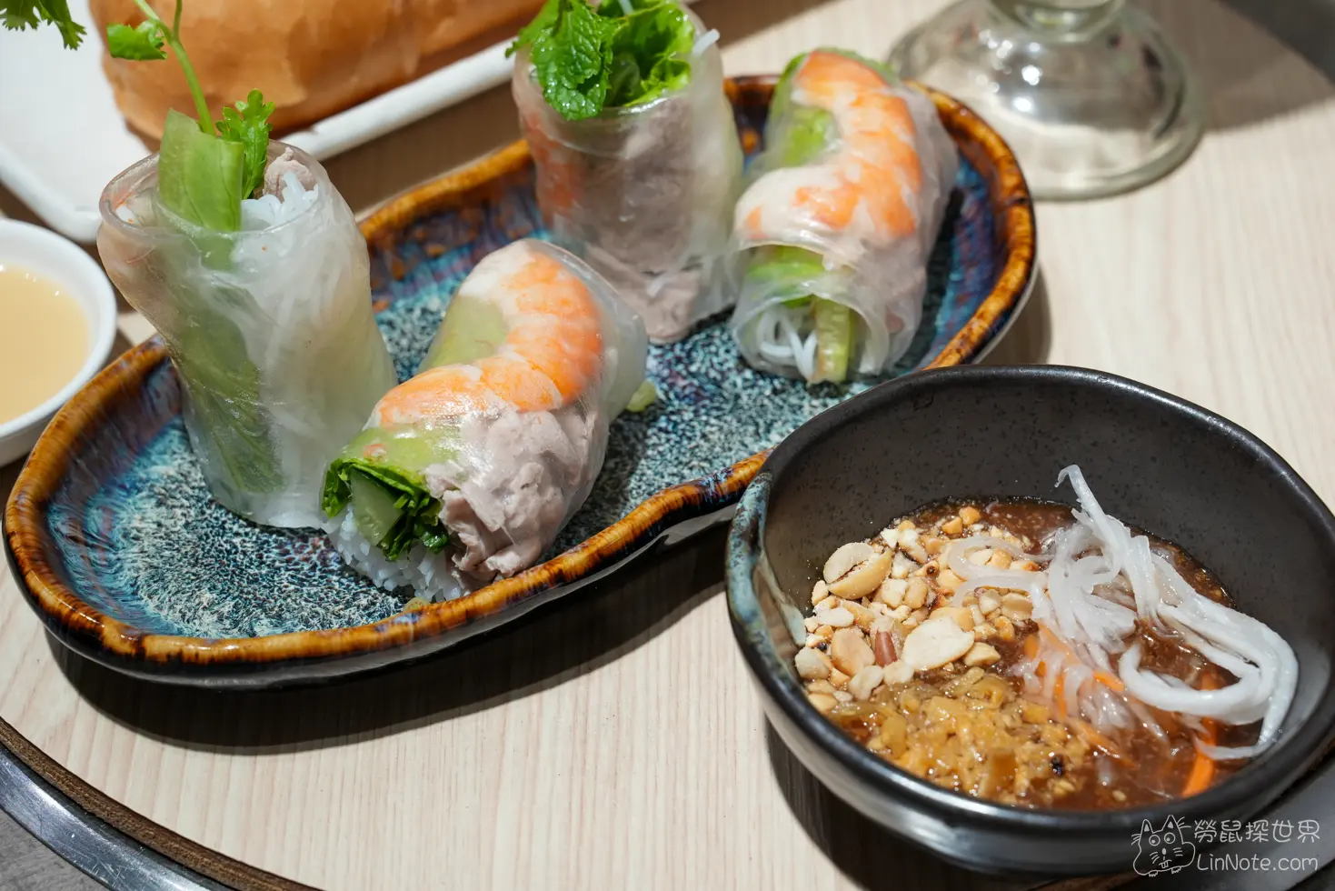 越式生菜春捲搭配特製花生沾醬