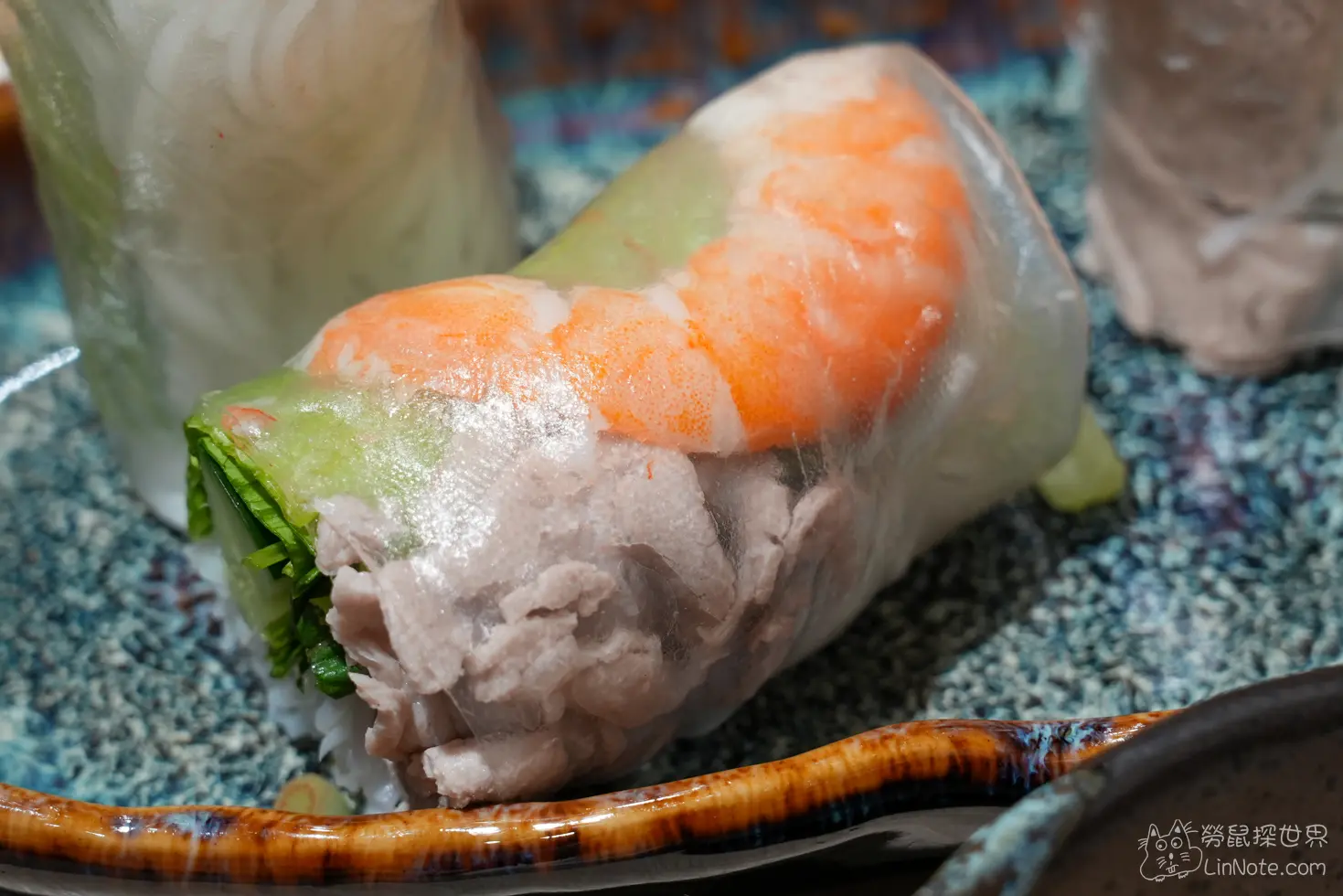 包裹鮮蝦與生菜的半透明生春捲