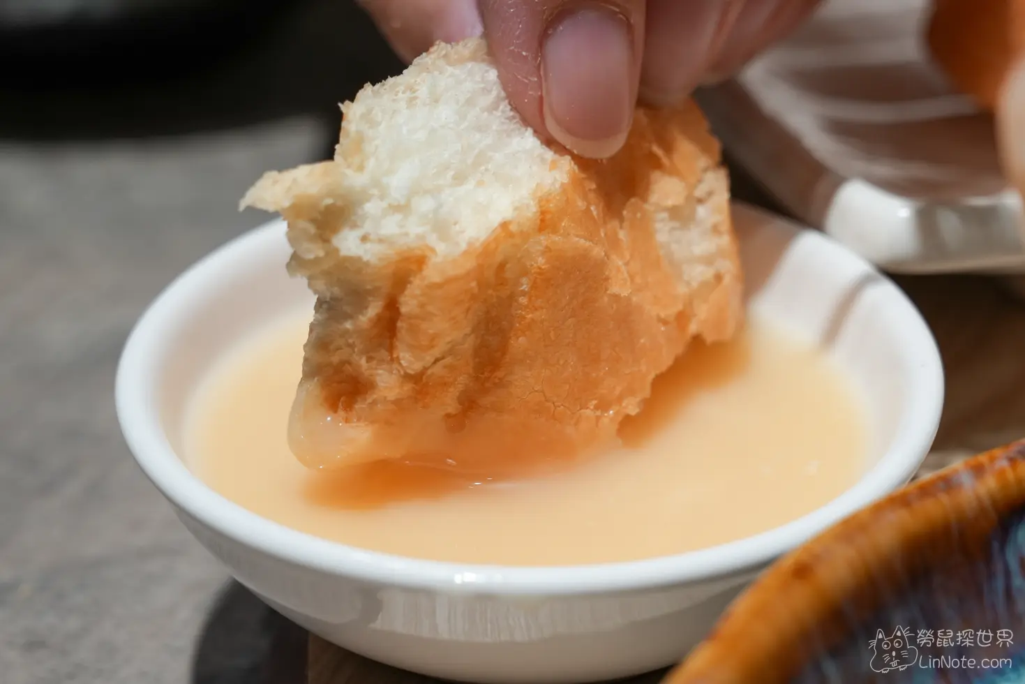 撕開的麵包沾取濃郁沾醬