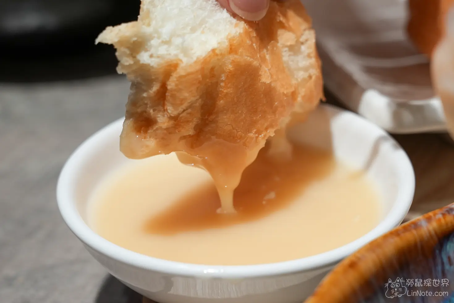 麵包沾裹滑順濃稠醬汁