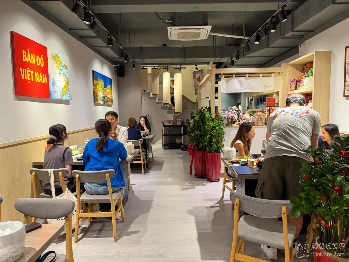 店內明亮的用餐空間與木質桌椅