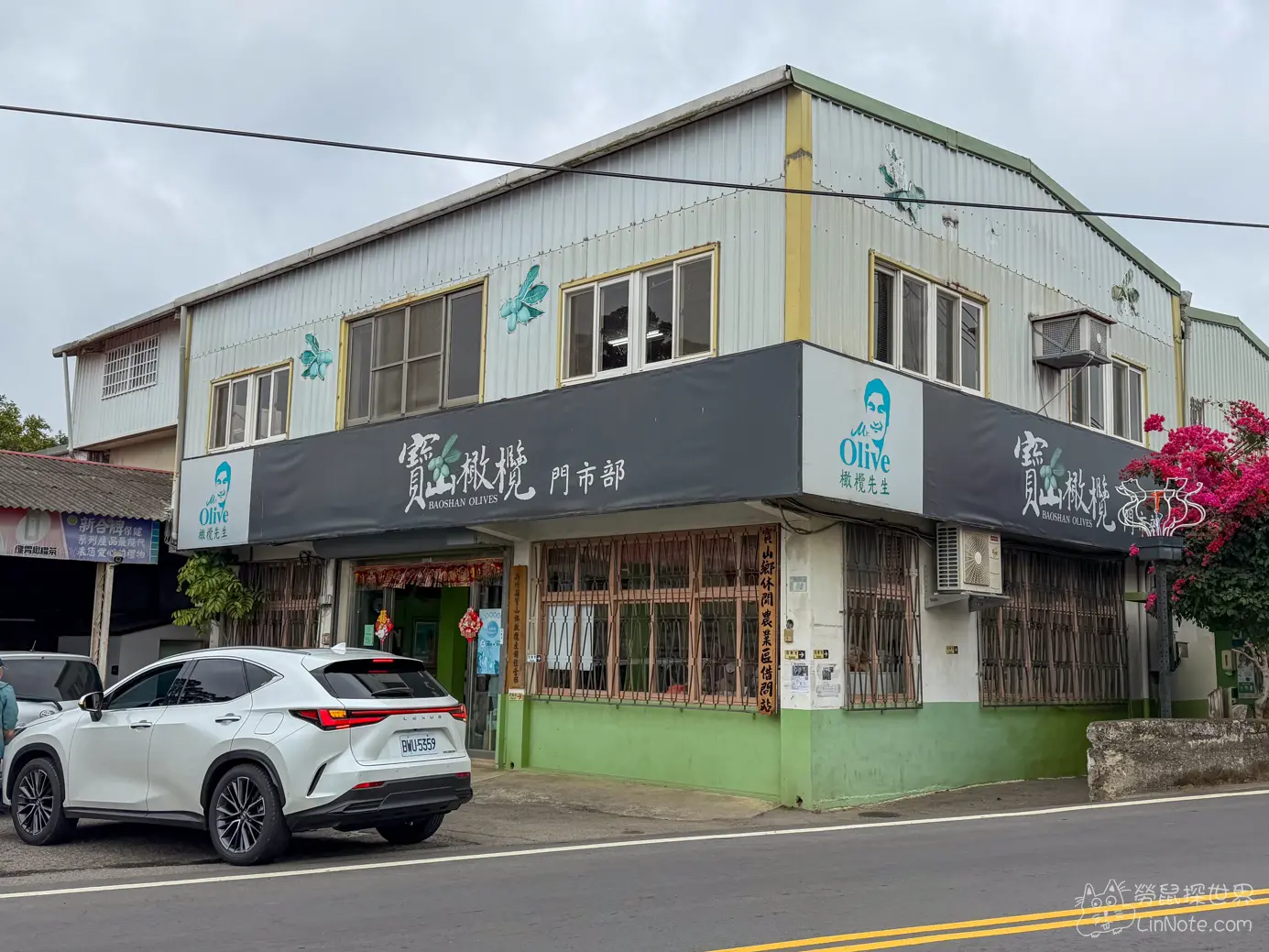 新竹寶山橄欖先生門市部外觀與前方停車空間